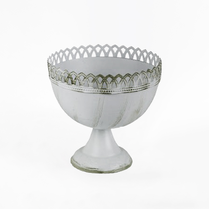 Ta&ccedil;a em zinco com p&eacute; alto a cor creme - 14x15cm